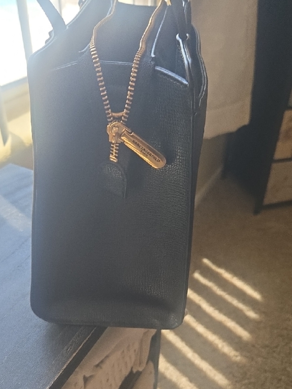 💥🔥👜👛Karl Lagerfeld Black Tote with Gold Charm Chain Accents - Picture 4 of 5